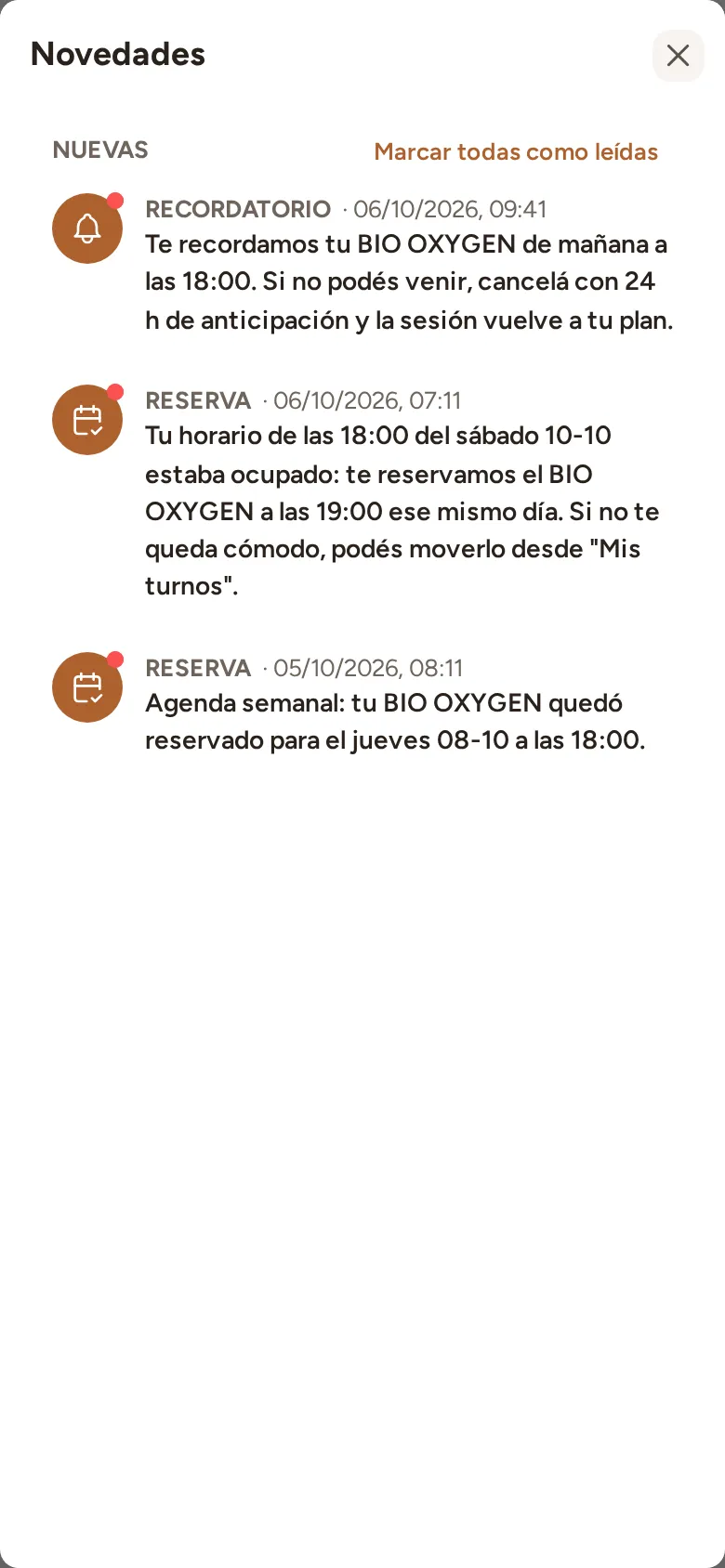 El panel Novedades con tres avisos: el recordatorio de la sesión de mañana a las 18:00, una reserva a las 19:00 porque el horario de las 18:00 estaba ocupado, y la sesión del jueves reservada por la agenda semanal.