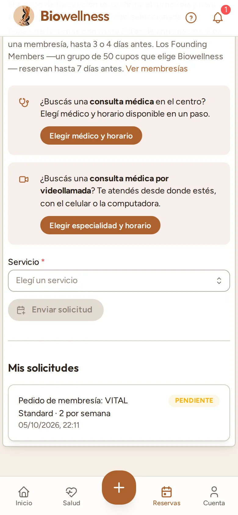 Pantalla Reservas: en Mis solicitudes, la tarjeta Pedido de membresía: VITAL Standard · 2 por semana, en estado Pendiente.